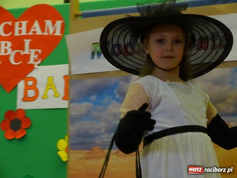 Zdjęcie w galerii na portalu naszraciborz.pl: Światowy pokaz mody w Kobyli wiadomości z regionu