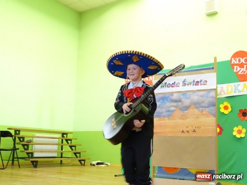 Zdjęcie w galerii na portalu naszraciborz.pl: Światowy pokaz mody w Kobyli wiadomości z regionu