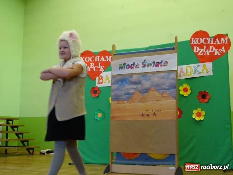 Zdjęcie w galerii na portalu naszraciborz.pl: Światowy pokaz mody w Kobyli wiadomości z regionu