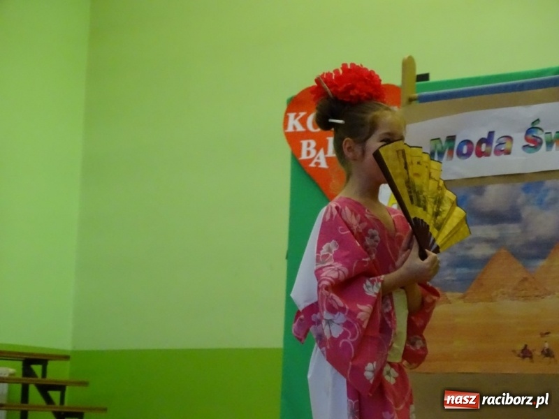 Zdjęcie w galerii na portalu naszraciborz.pl: Światowy pokaz mody w Kobyli wiadomości z regionu