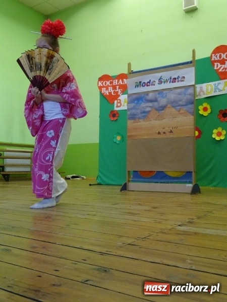 Zdjęcie w galerii na portalu naszraciborz.pl: Światowy pokaz mody w Kobyli wiadomości z regionu