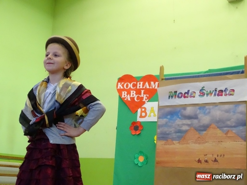 Zdjęcie w galerii na portalu naszraciborz.pl: Światowy pokaz mody w Kobyli wiadomości z regionu