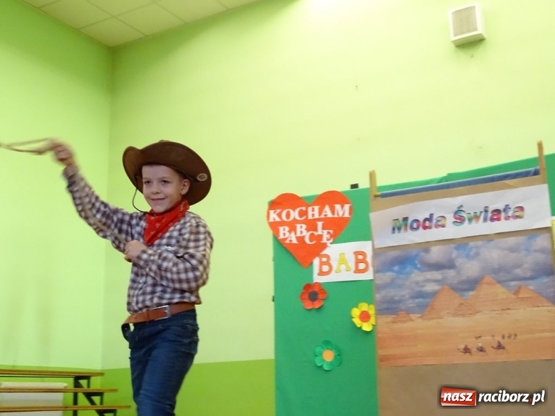 Zdjęcie w galerii na portalu naszraciborz.pl: Światowy pokaz mody w Kobyli wiadomości z regionu