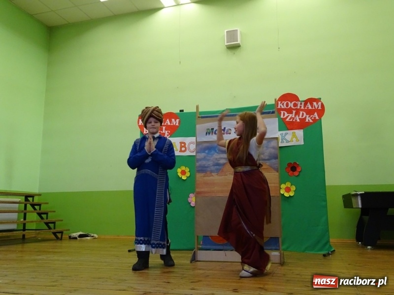 Zdjęcie w galerii na portalu naszraciborz.pl: Światowy pokaz mody w Kobyli wiadomości z regionu