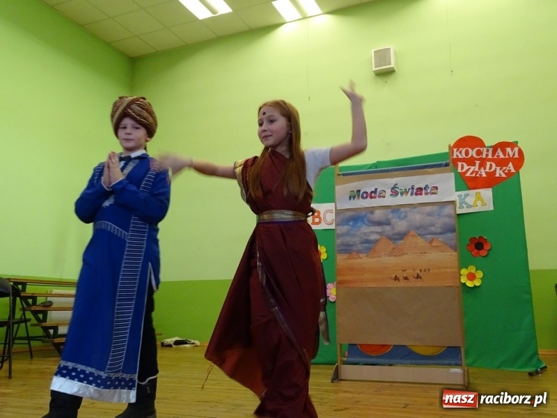 Zdjęcie w galerii na portalu naszraciborz.pl: Światowy pokaz mody w Kobyli wiadomości z regionu