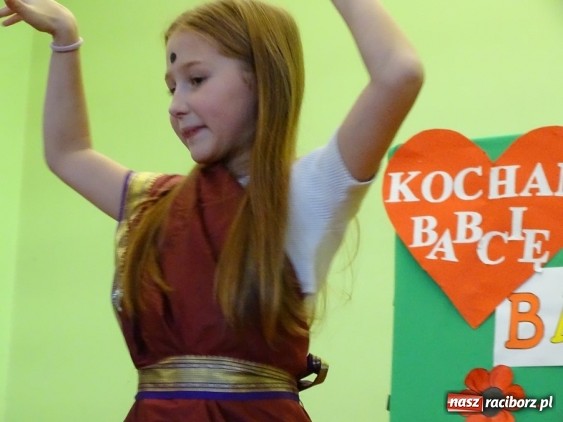 Zdjęcie w galerii na portalu naszraciborz.pl: Światowy pokaz mody w Kobyli wiadomości z regionu