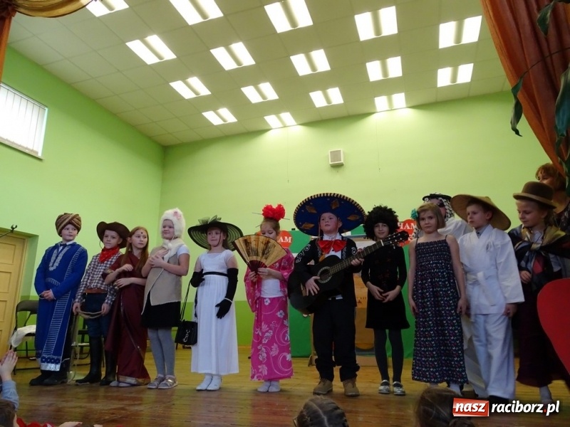 Zdjęcie w galerii na portalu naszraciborz.pl: Światowy pokaz mody w Kobyli wiadomości z regionu