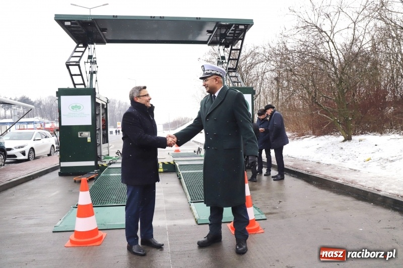 Zdjęcie w galerii na portalu naszraciborz.pl: Na śląskich drogach pojawił się zielony TRANSFORMERS FOTO i WIDEO wiadomości z regionu