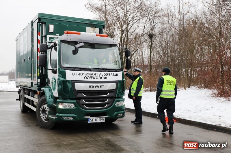 Zdjęcie w galerii na portalu naszraciborz.pl: Na śląskich drogach pojawił się zielony TRANSFORMERS FOTO i WIDEO wiadomości z regionu