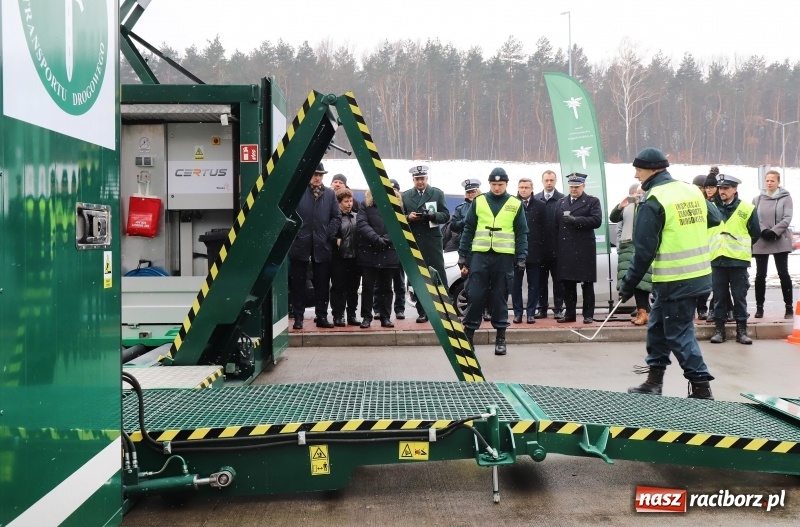 Zdjęcie w galerii na portalu naszraciborz.pl: Na śląskich drogach pojawił się zielony TRANSFORMERS FOTO i WIDEO wiadomości z regionu