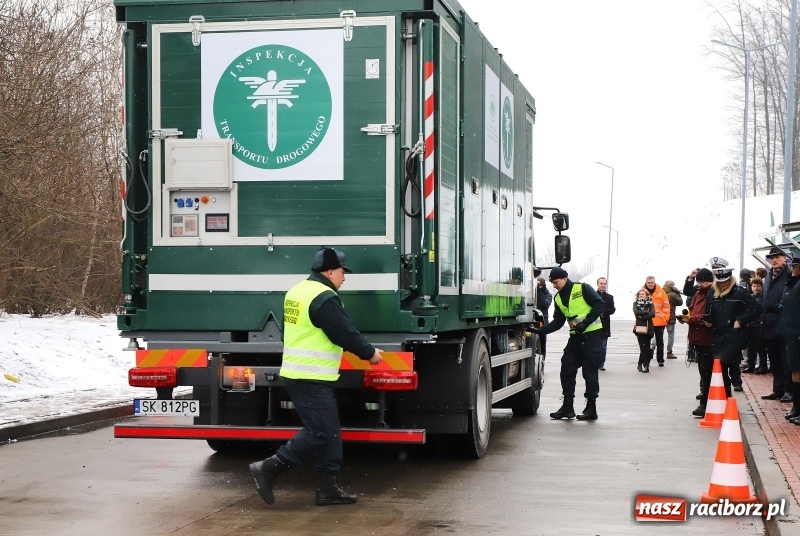 Zdjęcie w galerii na portalu naszraciborz.pl: Na śląskich drogach pojawił się zielony TRANSFORMERS FOTO i WIDEO wiadomości z regionu