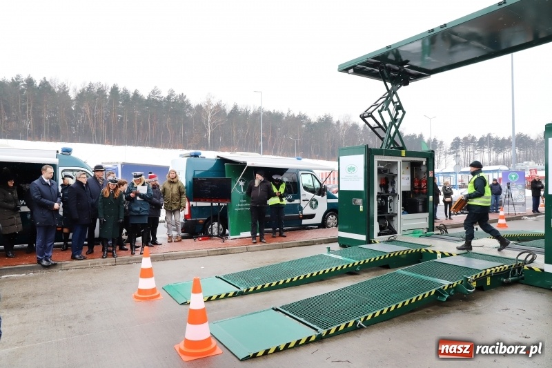 Zdjęcie w galerii na portalu naszraciborz.pl: Na śląskich drogach pojawił się zielony TRANSFORMERS FOTO i WIDEO wiadomości z regionu