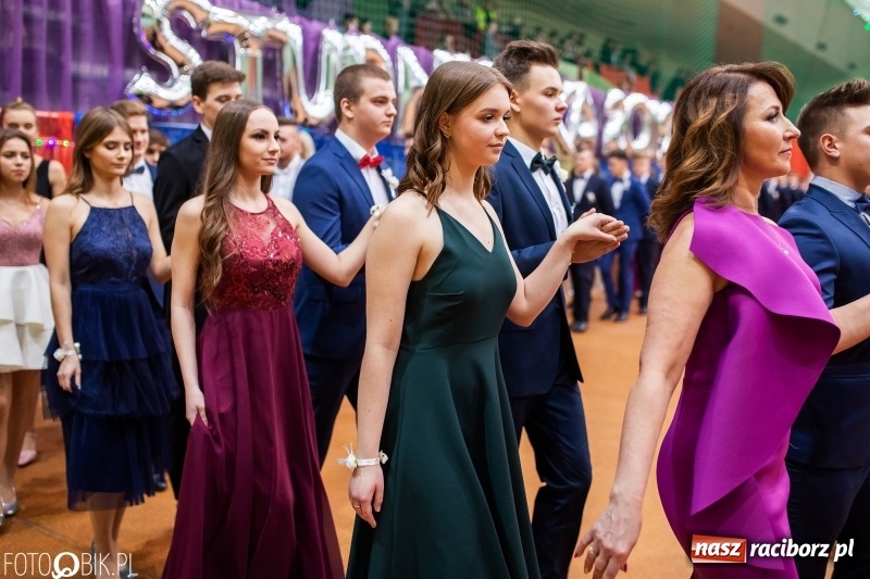 Zdjęcie w galerii na portalu naszraciborz.pl: I LO wybrało na studniówkę Arenę Rafako FOTO i WIDEO wiadomości z regionu