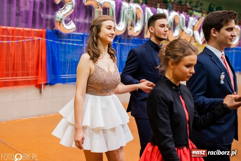 Zdjęcie w galerii na portalu naszraciborz.pl: I LO wybrało na studniówkę Arenę Rafako FOTO i WIDEO wiadomości z regionu