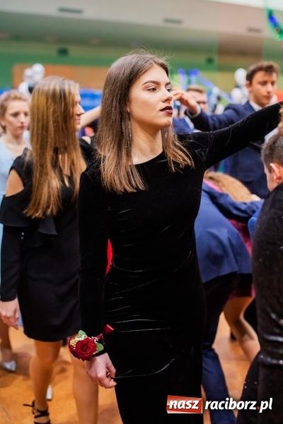 Zdjęcie w galerii na portalu naszraciborz.pl: I LO wybrało na studniówkę Arenę Rafako FOTO i WIDEO wiadomości z regionu