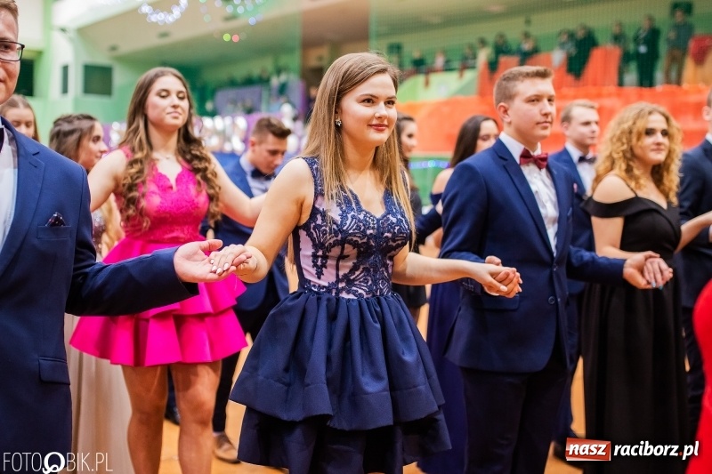 Zdjęcie w galerii na portalu naszraciborz.pl: I LO wybrało na studniówkę Arenę Rafako FOTO i WIDEO wiadomości z regionu