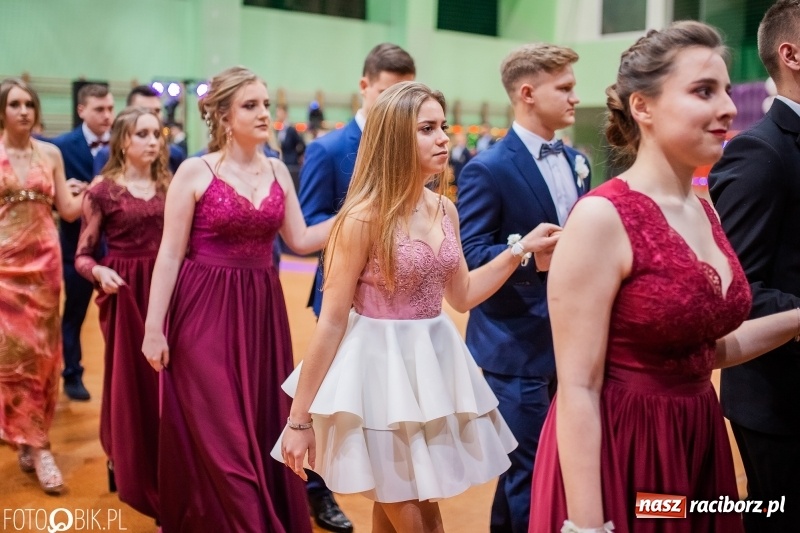 Zdjęcie w galerii na portalu naszraciborz.pl: I LO wybrało na studniówkę Arenę Rafako FOTO i WIDEO wiadomości z regionu