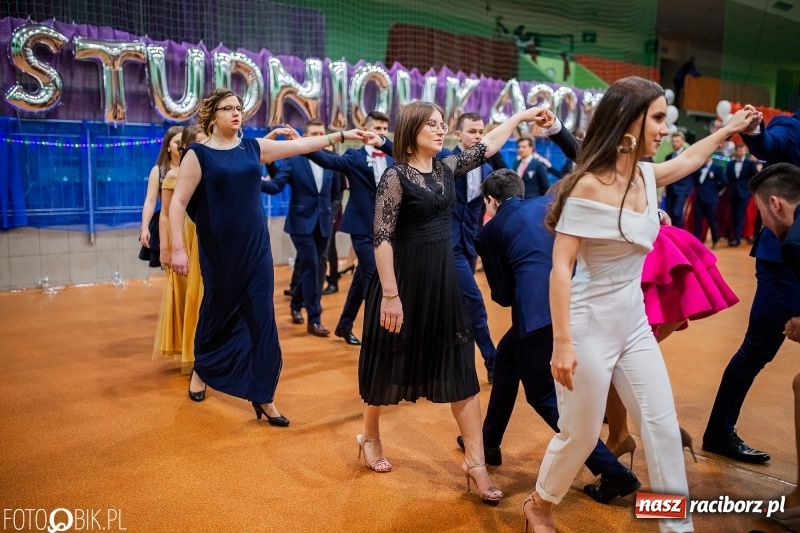 Zdjęcie w galerii na portalu naszraciborz.pl: I LO wybrało na studniówkę Arenę Rafako FOTO i WIDEO wiadomości z regionu