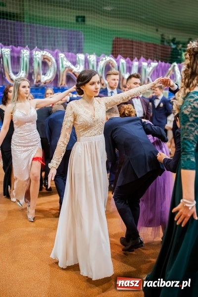 Zdjęcie w galerii na portalu naszraciborz.pl: I LO wybrało na studniówkę Arenę Rafako FOTO i WIDEO wiadomości z regionu