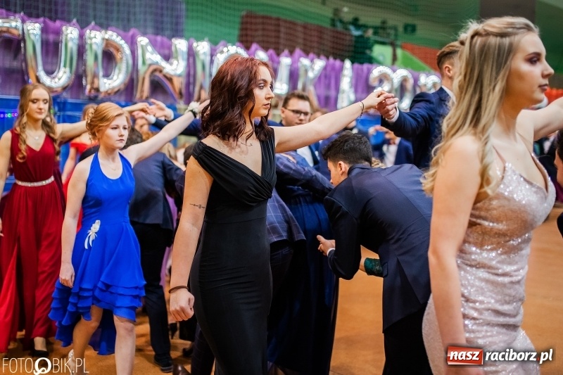 Zdjęcie w galerii na portalu naszraciborz.pl: I LO wybrało na studniówkę Arenę Rafako FOTO i WIDEO wiadomości z regionu