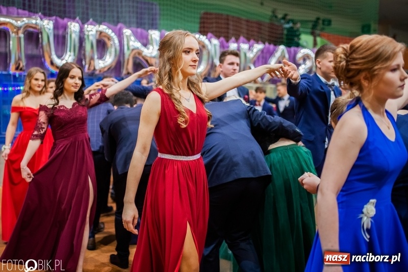 Zdjęcie w galerii na portalu naszraciborz.pl: I LO wybrało na studniówkę Arenę Rafako FOTO i WIDEO wiadomości z regionu