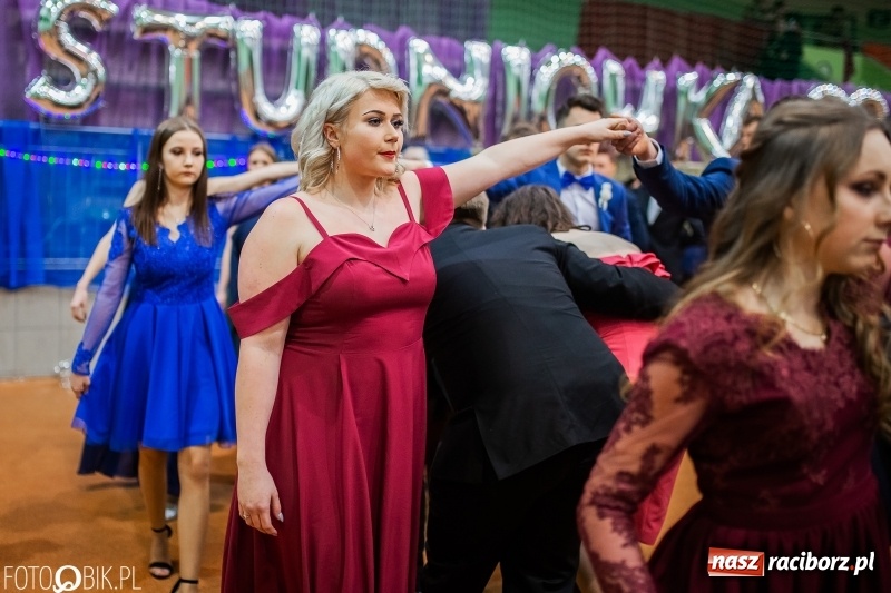 Zdjęcie w galerii na portalu naszraciborz.pl: I LO wybrało na studniówkę Arenę Rafako FOTO i WIDEO wiadomości z regionu