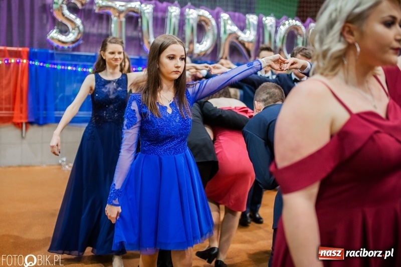 Zdjęcie w galerii na portalu naszraciborz.pl: I LO wybrało na studniówkę Arenę Rafako FOTO i WIDEO wiadomości z regionu