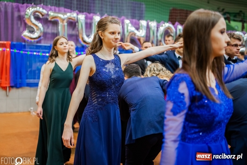 Zdjęcie w galerii na portalu naszraciborz.pl: I LO wybrało na studniówkę Arenę Rafako FOTO i WIDEO wiadomości z regionu
