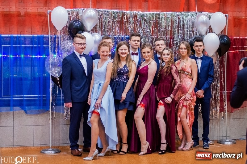 Zdjęcie w galerii na portalu naszraciborz.pl: I LO wybrało na studniówkę Arenę Rafako FOTO i WIDEO wiadomości z regionu