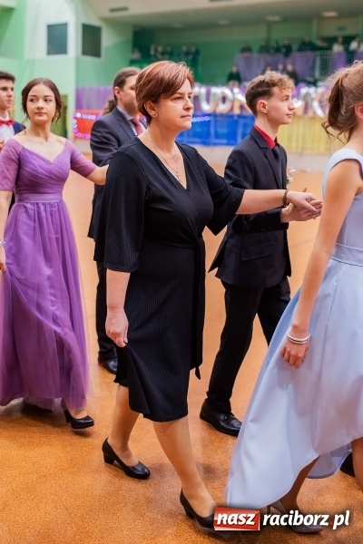 Zdjęcie w galerii na portalu naszraciborz.pl: I LO wybrało na studniówkę Arenę Rafako FOTO i WIDEO wiadomości z regionu