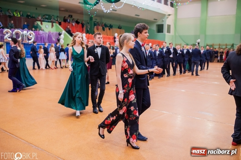 Zdjęcie w galerii na portalu naszraciborz.pl: I LO wybrało na studniówkę Arenę Rafako FOTO i WIDEO wiadomości z regionu