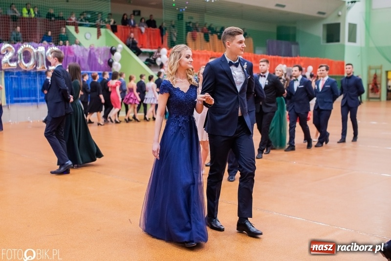 Zdjęcie w galerii na portalu naszraciborz.pl: I LO wybrało na studniówkę Arenę Rafako FOTO i WIDEO wiadomości z regionu