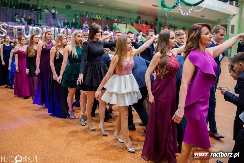 Zdjęcie w galerii na portalu naszraciborz.pl: I LO wybrało na studniówkę Arenę Rafako FOTO i WIDEO wiadomości z regionu