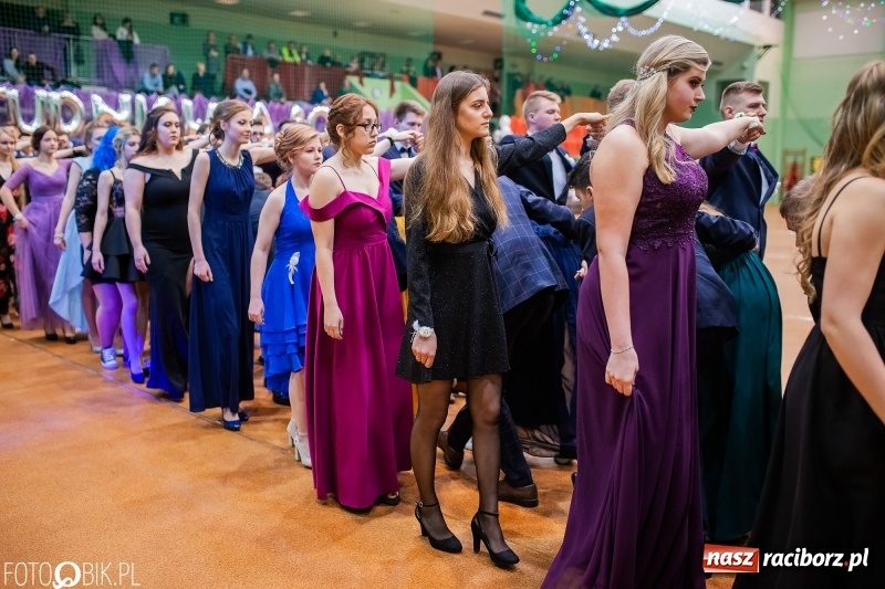 Zdjęcie w galerii na portalu naszraciborz.pl: I LO wybrało na studniówkę Arenę Rafako FOTO i WIDEO wiadomości z regionu