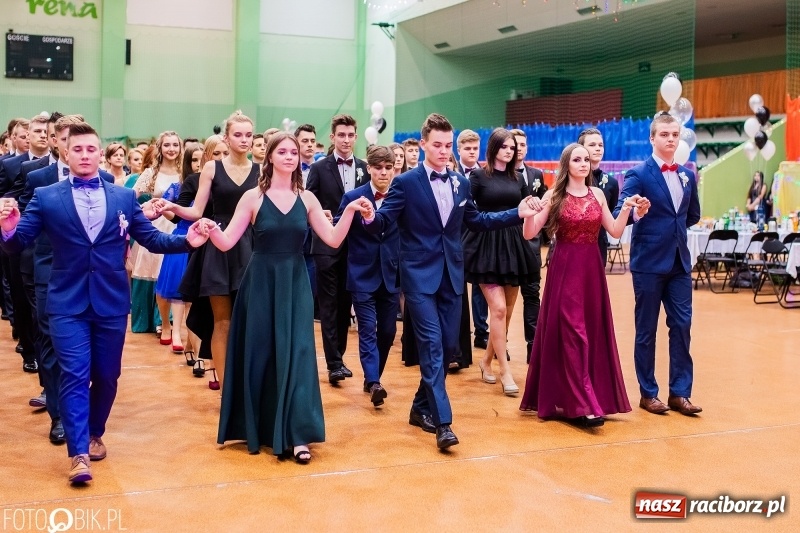 Zdjęcie w galerii na portalu naszraciborz.pl: I LO wybrało na studniówkę Arenę Rafako FOTO i WIDEO wiadomości z regionu