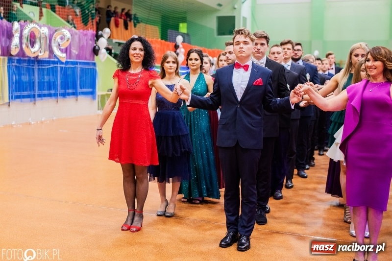 Zdjęcie w galerii na portalu naszraciborz.pl: I LO wybrało na studniówkę Arenę Rafako FOTO i WIDEO wiadomości z regionu