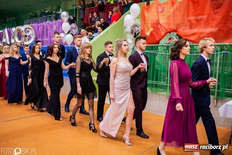 Zdjęcie w galerii na portalu naszraciborz.pl: I LO wybrało na studniówkę Arenę Rafako FOTO i WIDEO wiadomości z regionu