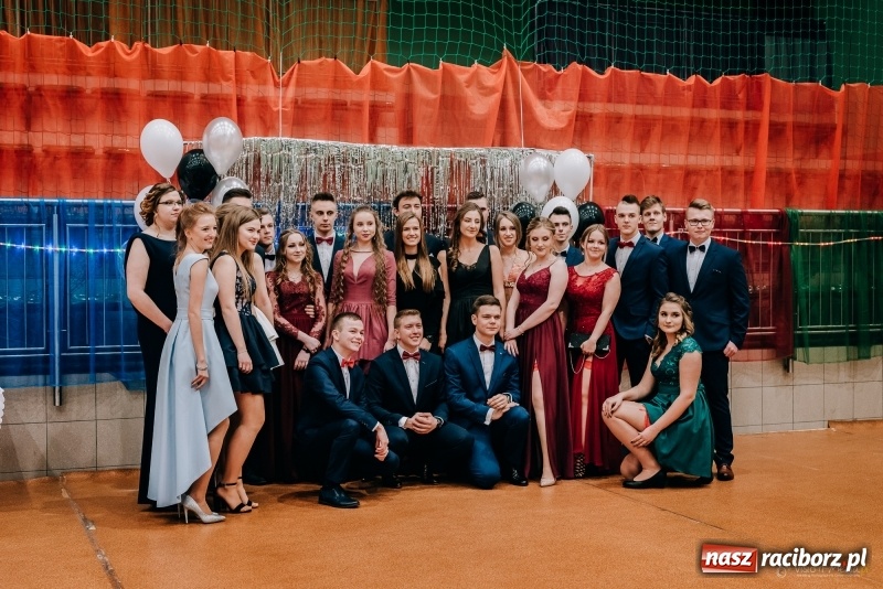 Zdjęcie w galerii na portalu naszraciborz.pl: Eleganckie panie, eleganccy panowie - bal maturalny raciborskiego Kasprowicza wiadomości z regionu