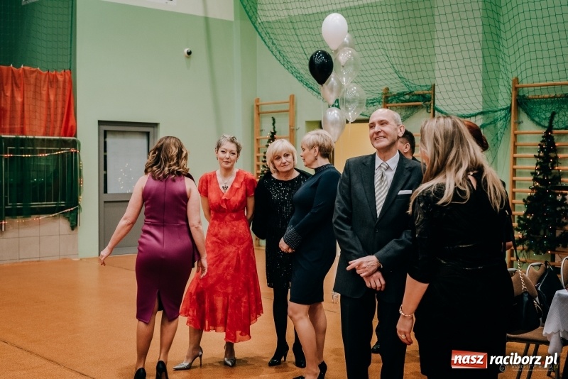 Zdjęcie w galerii na portalu naszraciborz.pl: Eleganckie panie, eleganccy panowie - bal maturalny raciborskiego Kasprowicza wiadomości z regionu