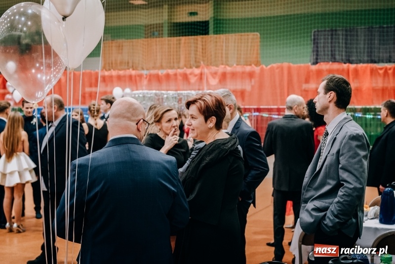 Zdjęcie w galerii na portalu naszraciborz.pl: Eleganckie panie, eleganccy panowie - bal maturalny raciborskiego Kasprowicza wiadomości z regionu