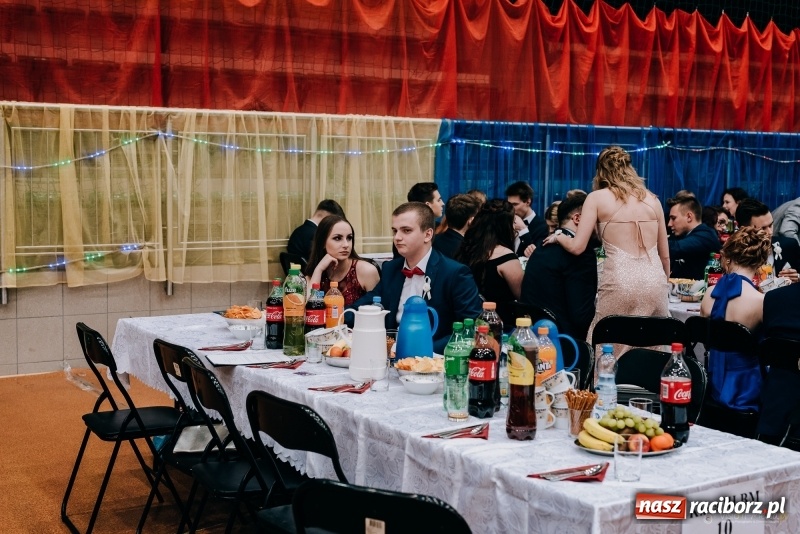 Zdjęcie w galerii na portalu naszraciborz.pl: Eleganckie panie, eleganccy panowie - bal maturalny raciborskiego Kasprowicza wiadomości z regionu
