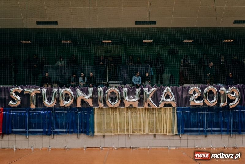 Zdjęcie w galerii na portalu naszraciborz.pl: Eleganckie panie, eleganccy panowie - bal maturalny raciborskiego Kasprowicza wiadomości z regionu