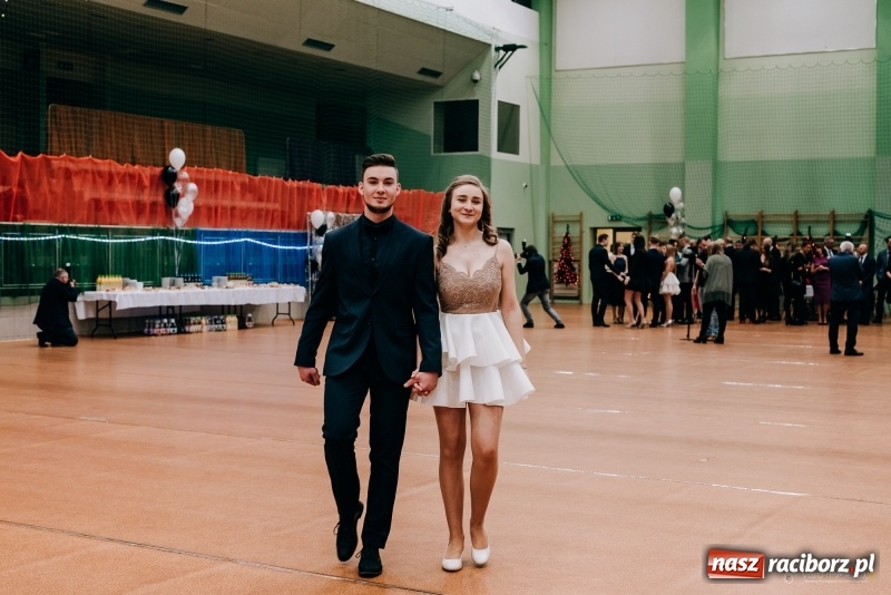 Zdjęcie w galerii na portalu naszraciborz.pl: Eleganckie panie, eleganccy panowie - bal maturalny raciborskiego Kasprowicza wiadomości z regionu