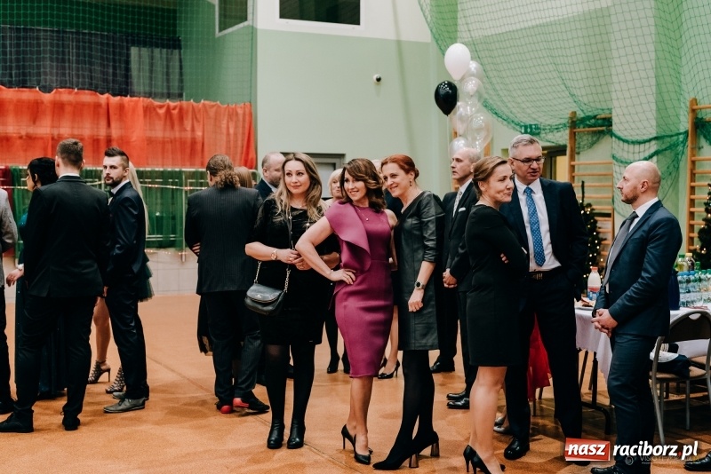 Zdjęcie w galerii na portalu naszraciborz.pl: Eleganckie panie, eleganccy panowie - bal maturalny raciborskiego Kasprowicza wiadomości z regionu