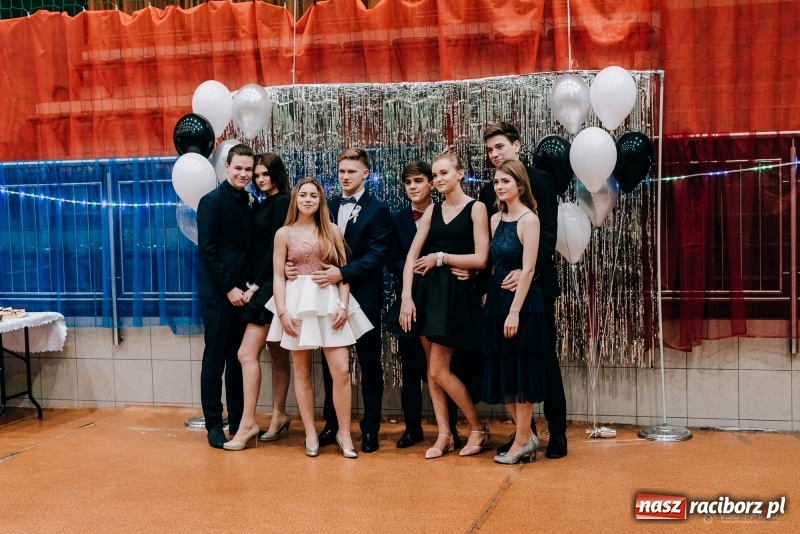 Zdjęcie w galerii na portalu naszraciborz.pl: Eleganckie panie, eleganccy panowie - bal maturalny raciborskiego Kasprowicza wiadomości z regionu