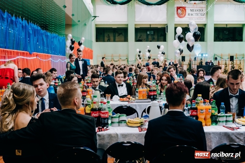 Zdjęcie w galerii na portalu naszraciborz.pl: Eleganckie panie, eleganccy panowie - bal maturalny raciborskiego Kasprowicza wiadomości z regionu