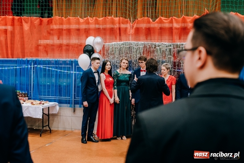 Zdjęcie w galerii na portalu naszraciborz.pl: Eleganckie panie, eleganccy panowie - bal maturalny raciborskiego Kasprowicza wiadomości z regionu