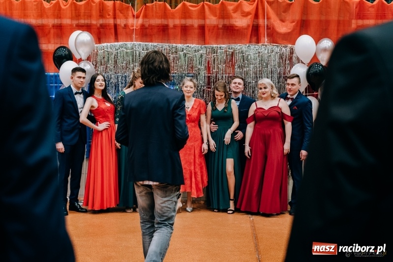 Zdjęcie w galerii na portalu naszraciborz.pl: Eleganckie panie, eleganccy panowie - bal maturalny raciborskiego Kasprowicza wiadomości z regionu