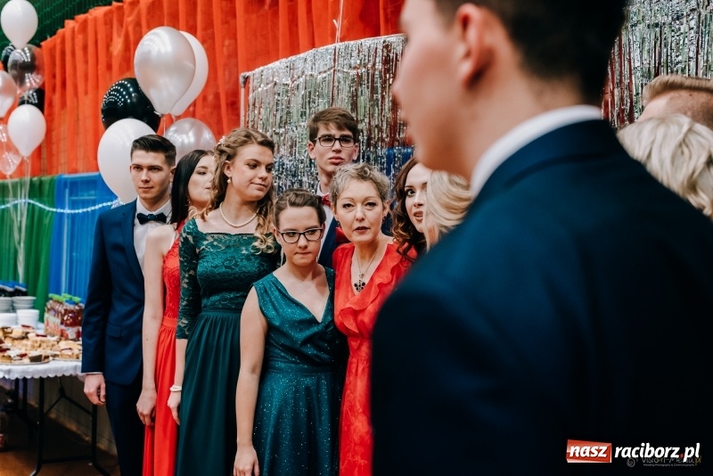 Zdjęcie w galerii na portalu naszraciborz.pl: Eleganckie panie, eleganccy panowie - bal maturalny raciborskiego Kasprowicza wiadomości z regionu