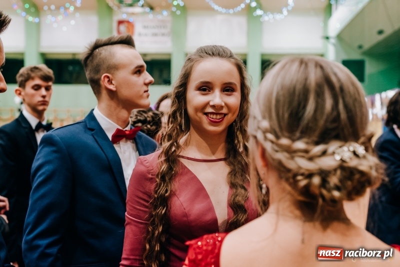 Zdjęcie w galerii na portalu naszraciborz.pl: Eleganckie panie, eleganccy panowie - bal maturalny raciborskiego Kasprowicza wiadomości z regionu